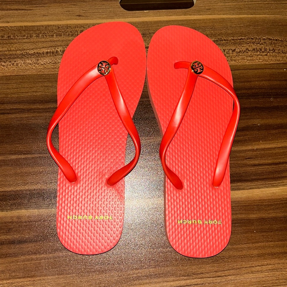 Tory Burch Bright Samba Thin Rubber Flip Flop size 6M Gold Reva Logo Sandals